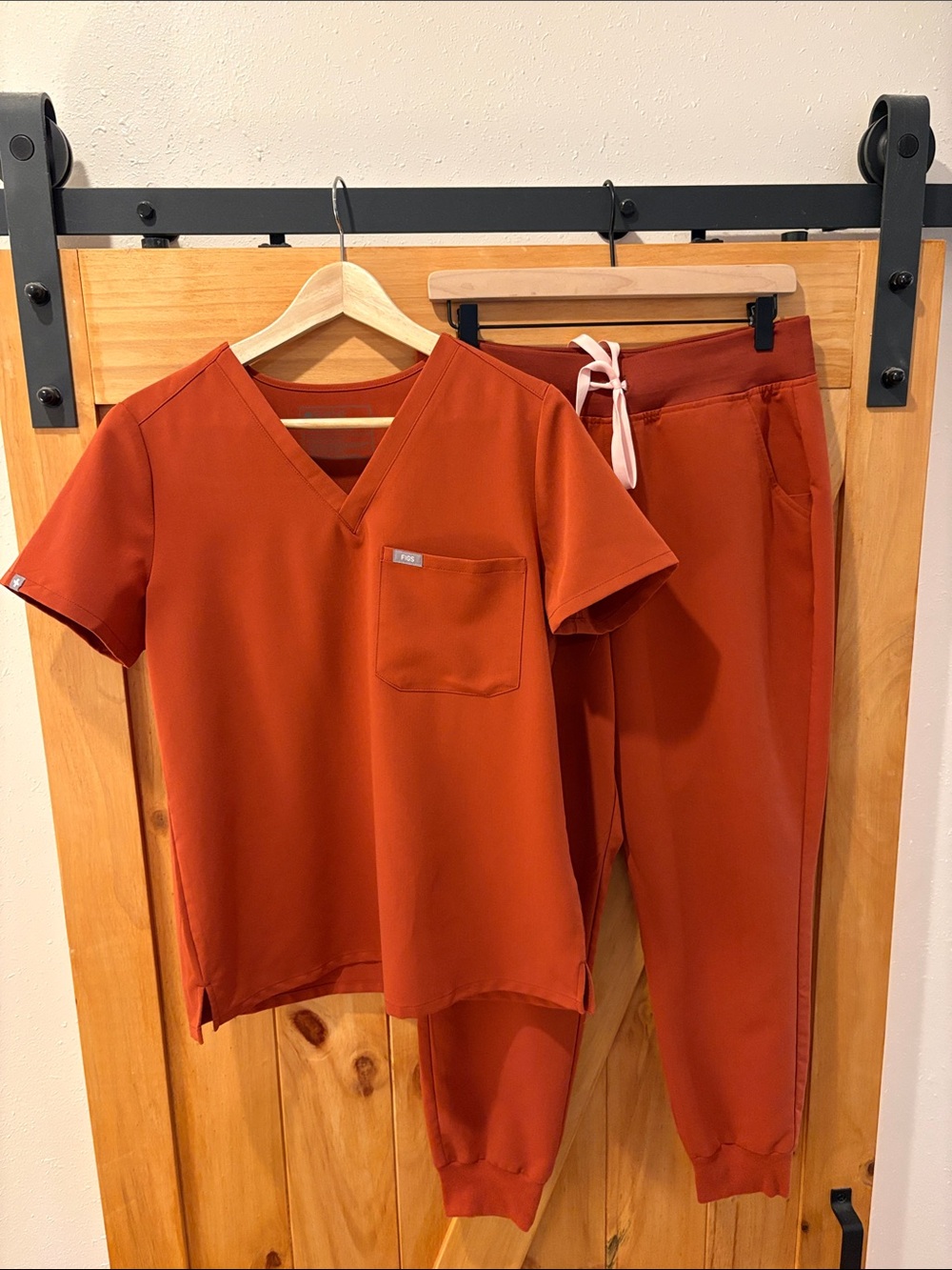 Figs Dark Orange S Catarina Scrub top & MP Zamora Jogger